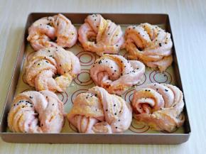 发酵至明显变大，取出面包胚，刷一层蛋液，撒上黑芝麻。