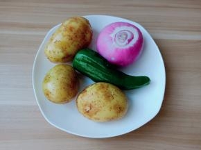 准备土豆与配菜。