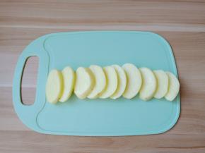 土豆削皮切成厚片。