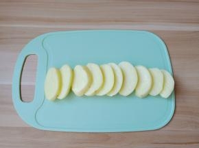 土豆削皮切成厚片。