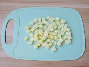 再把土豆切成小丁。