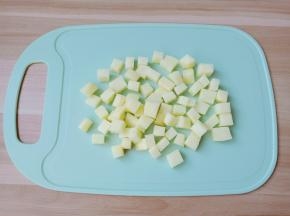 再把土豆切成小丁。