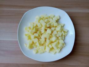 切好的土豆先放在盘子里备用。