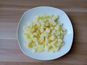 切好的土豆先放在盘子里备用。