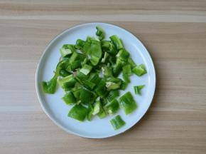 青辣椒也切成小丁。