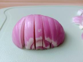 洋葱对半切开，竖着划几刀【这样切丁起来特别方便，其次切洋葱的时候嘴巴里含一口水，不辣眼睛】