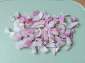 再把洋葱切成小丁。