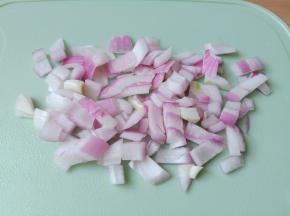 再把洋葱切成小丁。