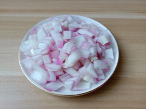 将洋葱放入盘里。