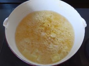 锅里多放一点油，筷子试一下冒小泡放土豆丁油炸。