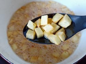 带土豆丁炸到外表金黄熟透捞出控油。