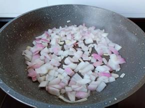 锅里放一点油，放洋葱丁翻炒。