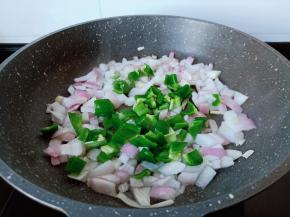 放入青辣椒丁翻炒。