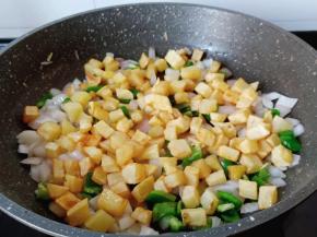 最后放入炸好的土豆丁。