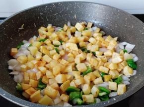 最后放入炸好的土豆丁。