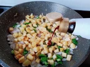 加一点生抽调味。