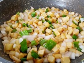 加一点盐与味精翻炒均匀即可出锅。