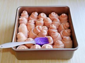 发酵至原来的两倍大取出，刷上蛋液与蜂蜜。