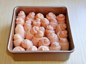 再撒上椰蓉与白芝麻。