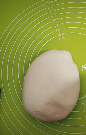 面粉加入一勺盐，适量的温水揉成偏软的面团，盖上保鲜膜醒面30分钟！