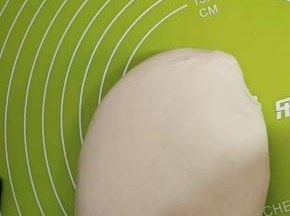 面粉加入一勺盐，适量的温水揉成偏软的面团，盖上保鲜膜醒面30分钟！