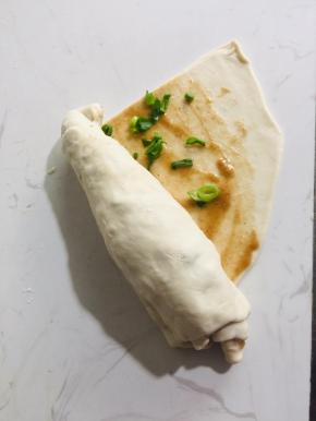 从饼的一侧卷起来，这样饼的层次就出来了！