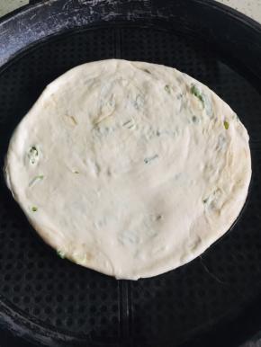 电饼铛提前预热，倒入适量的油，把擀好的薄饼放进去，盖上盖子！