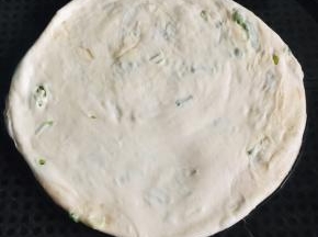 电饼铛提前预热，倒入适量的油，把擀好的薄饼放进去，盖上盖子！