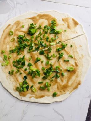 从饼的一侧切开！