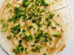 从饼的一侧切开！