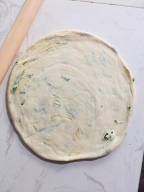 用擀面杖擀成圆的薄饼！