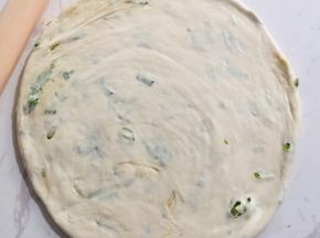 用擀面杖擀成圆的薄饼！