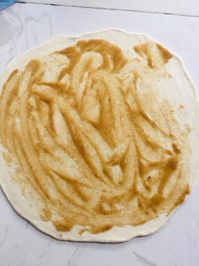 均匀地涂抹一层油酥！