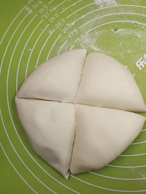 醒好的面团不用揉面，直接切成四份儿备用！