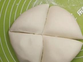 醒好的面团不用揉面，直接切成四份儿备用！