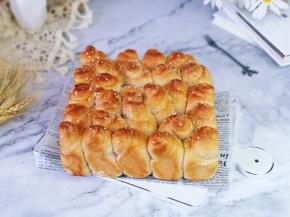 烤好的面包，趁热脱模。