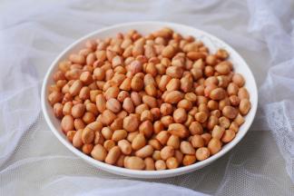 准备一盘花生米。