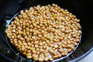 刚好没过花生米即可。