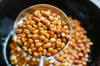 然后让花生米在余温下继续炸1分钟捞出。