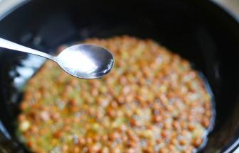 加入半勺白酒。