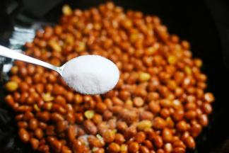 待花生米晾凉后再撒上食用盐。