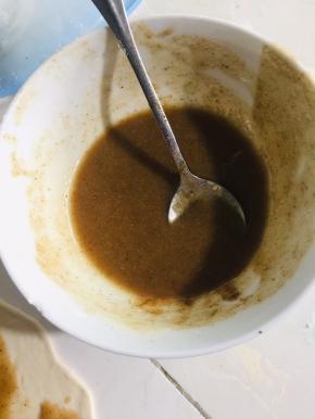 面粉中加入盐，五香粉，放入适量的熟油或者热油搅拌均匀调成油酥备用！（我们平时炸过东西的油就叫做熟油，没有熟油的也可以把食用油烧至冒烟后淋在面粉上拌匀调成糊状就是油酥了！）