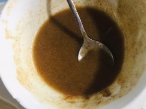 面粉中加入盐，五香粉，放入适量的熟油或者热油搅拌均匀调成油酥备用！（我们平时炸过东西的油就叫做熟油，没有熟油的也可以把食用油烧至冒烟后淋在面粉上拌匀调成糊状就是油酥了！）