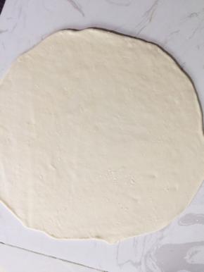 把面团擀成薄片！