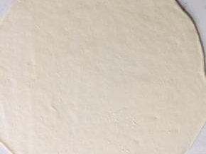 把面团擀成薄片！