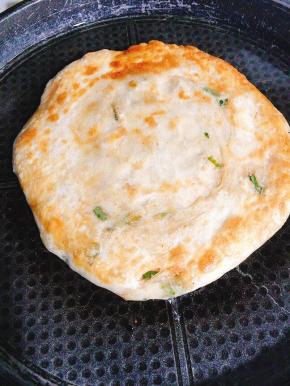 煎至两面金黄酥脆即可！（一个饼大约需要5分钟左右才能熟透，中途记得翻面哦！）