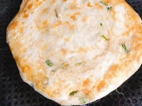 煎至两面金黄酥脆即可！（一个饼大约需要5分钟左右才能熟透，中途记得翻面哦！）