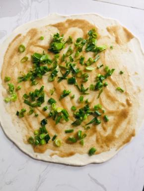 均匀的撒上适量的葱花。