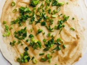 均匀的撒上适量的葱花。