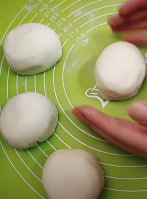 把切好的面团团成圆球状备用！